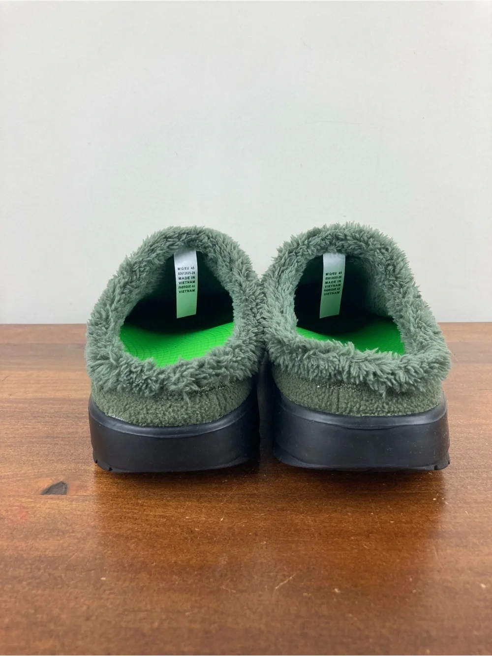 Oofos OOcozy Recovery Mules Green Fleece Faux Fur Clogs 03012025-29 Men’s 12.